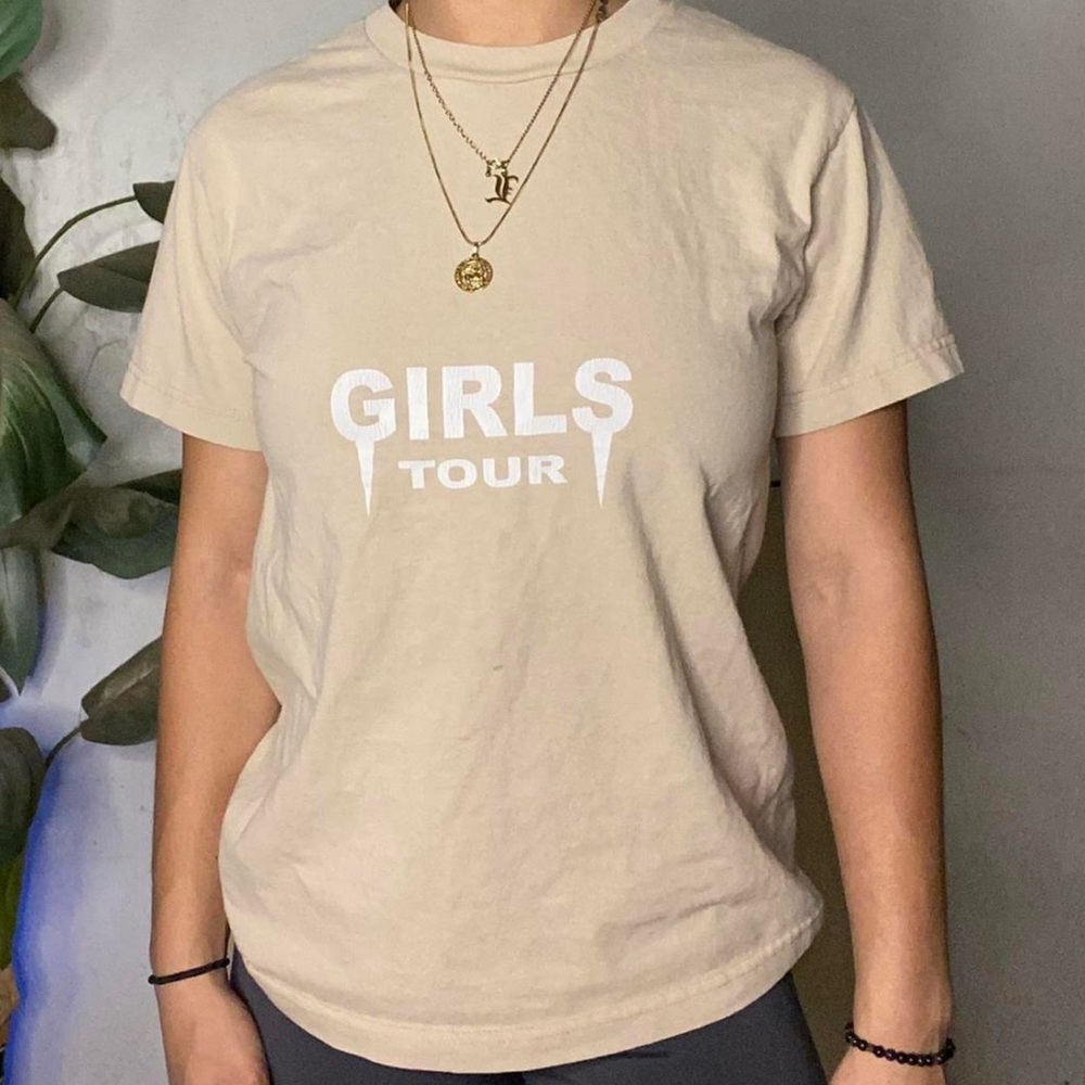 ✨beige Girls Tour Tee✨